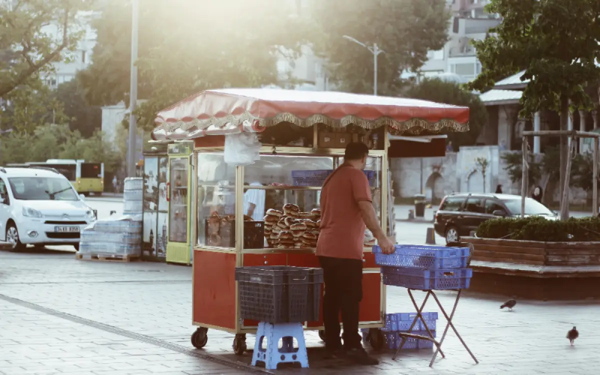 Ilustrasi | Dinas Perdagangan Kota Semarang melarang LPMK dan RW pungut retribusi PKL. (Sumber : Pexels @Guruh Budi)