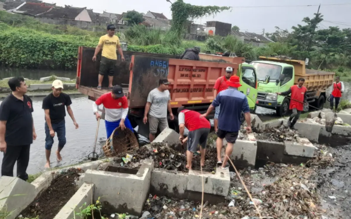 DPU dan DLH Kota Semarang membersihkan sampah yang menyebabkan banjir. (Sumber : Dok. Pemkot Semarang)