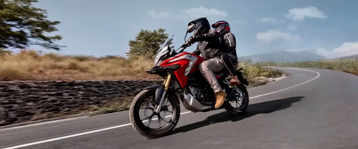 Spesifikasi dan fitur unggulan Honda CB150X, sepeda motor sport adventure dengan harga terjangkau. (Sumber : astra-honda.com)