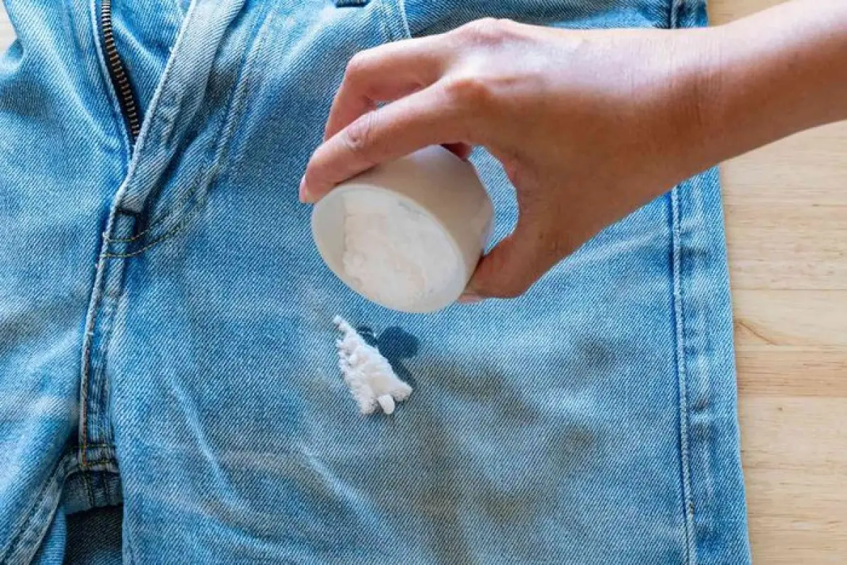 Ilustrasi noda haid di pakaian, simak tips cara menghilangkannya. (Sumber : Singapore Laundry)