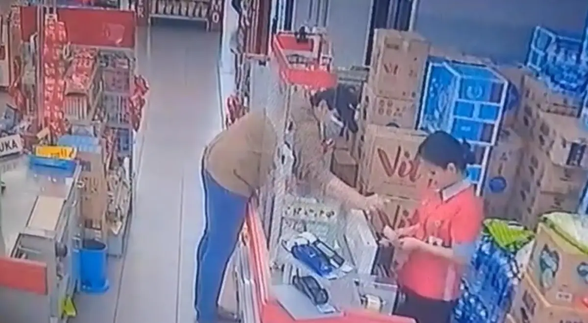 Terekam kamera CCTV aksi 2 warga negara asing (WNA) menipu kasir swalayan Superindo Imam Bonjol Semarang, bawa kabur uang Rp 1,2 juta, Minggu 9 Juli 2023. (Sumber : Instagram @kejadiansmg)