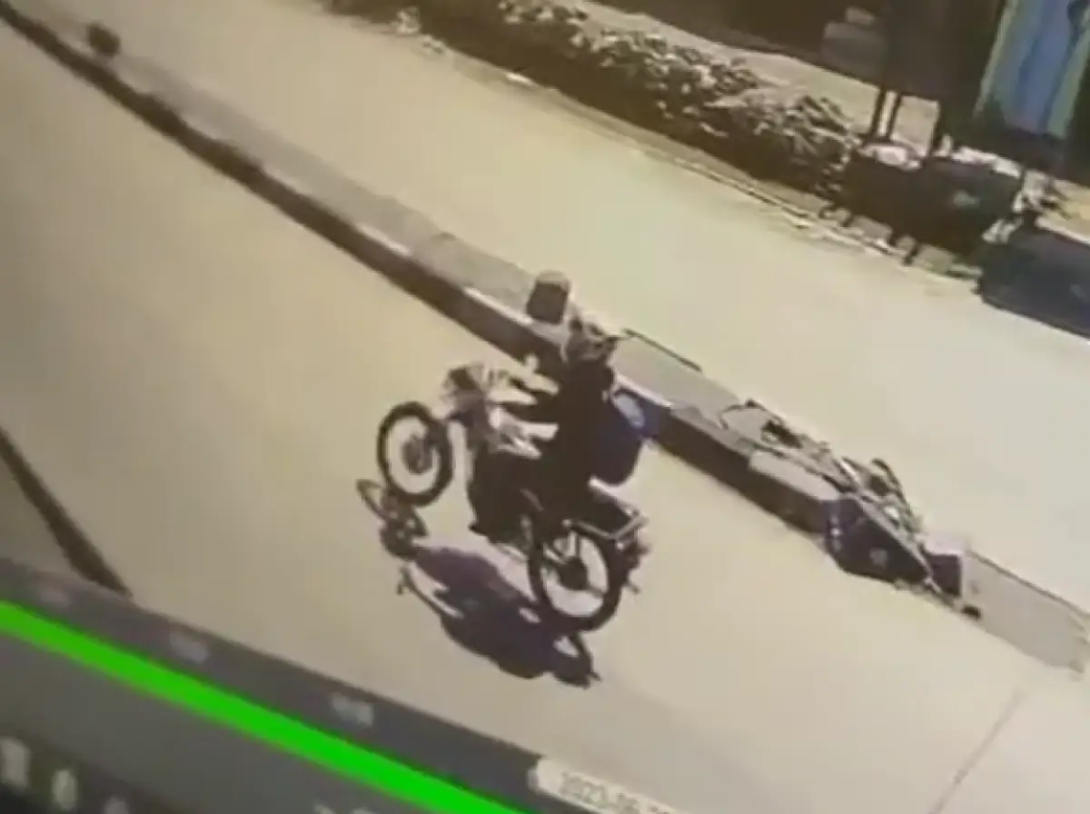 Rekaman CCTV tabrak lari yang melibatkan pengendara motor dengan kakek yang menyeberang Jalan Pantura Demak-Semarang, Sayung. (Sumber : Instagram @sriwulanhariini)