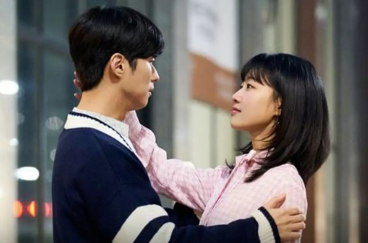Ilustrasi | Tanda Bahwa Dia Sungguh Sedang Jatuh Cinta Pada Anda (Sumber : instagram.com/tvn_drama)