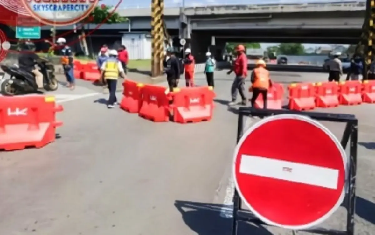 Jembatan Tol Kaligawe Semarang mulai dibongkar, proyek tol tanggul laut Semarang-Demak bakal segera berjalan. (Sumber : Instagram @skyscrapercitysemarang)