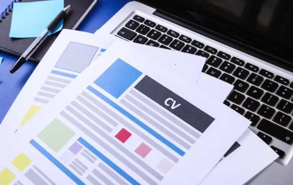 Ilustrasi | Panduan dan contoh membuat surat lamaran kerja yang sopan dan profesional. (Sumber : Freepik/Racool_studio)