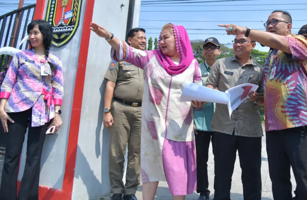 Wali Kota Semarang Hevearita Gunaryanti Rahayu prioritaskan penanganan penumpukan sampah dan endapan lumpur pada sistem drainase Kota Semarang untuk cegah banjir. (Sumber : Dok. Pemkot Semarang)