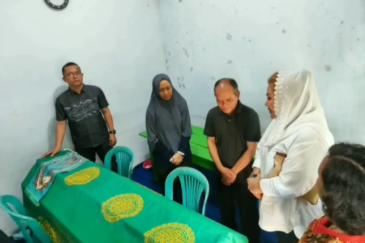 Wali Kota Semarang, Hevearita Gunaryanti Rahayu, melayat ke rumah Arsyad, fans JKT48 yang meninggal dunia saat menonton konser, Selasa 11 Juli 2023. (Sumber : Polrestabes Semarang)