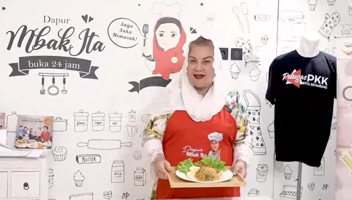 Wali Kota Semarang, Hevearita Gunaryanti Rahayu, membagikan resep Nasi Goreng khas Mbak Ita. (Sumber : YouTube Kecamatan Ngaliyan)