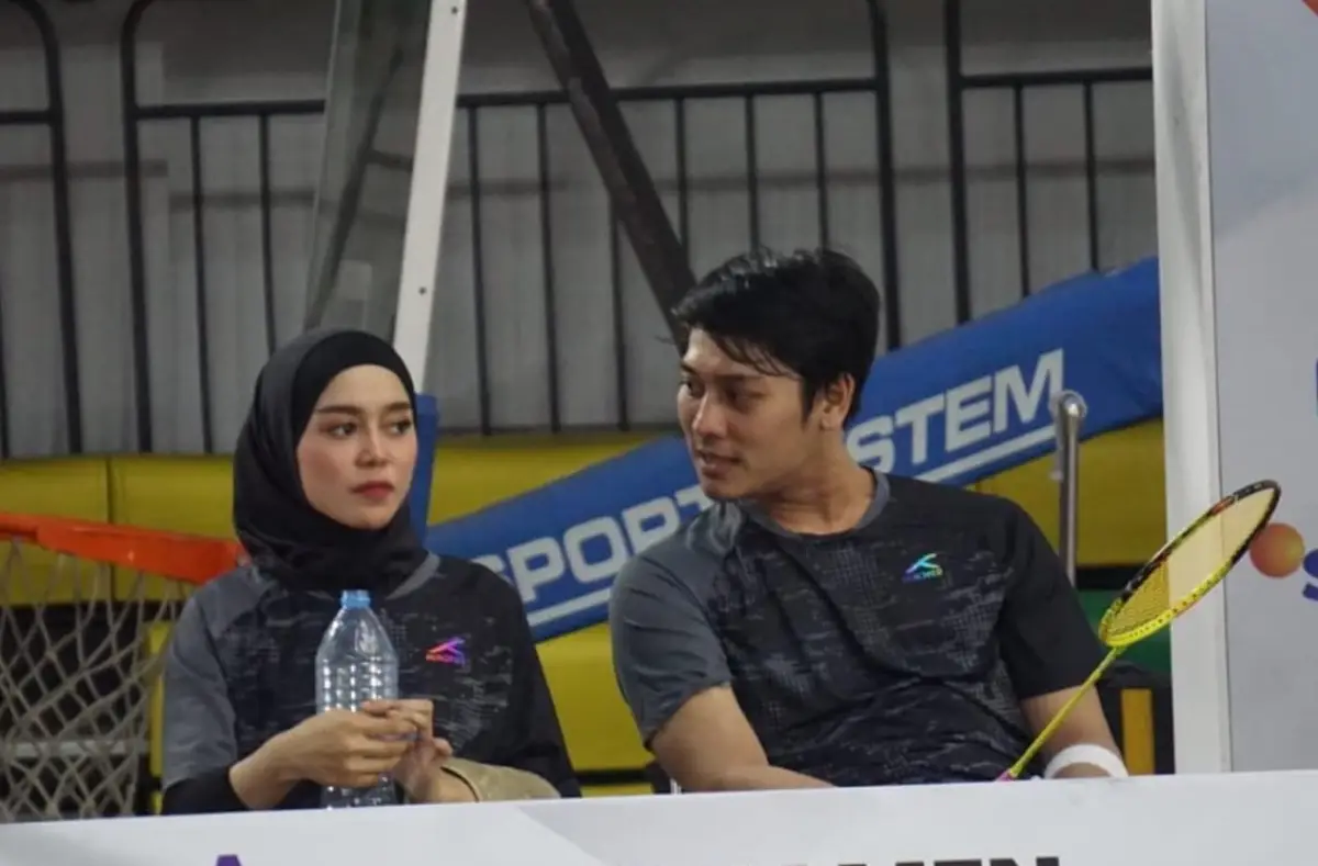 Pasangan Rizky Billar dan Lesty Kejora kalahkan pasangan Raffi dan Nagita di pertandingan bulutangkis Turnamen Olahraga Selebriti, Minggu 16 Juli 2023. (Sumber : Instagram @sctv)