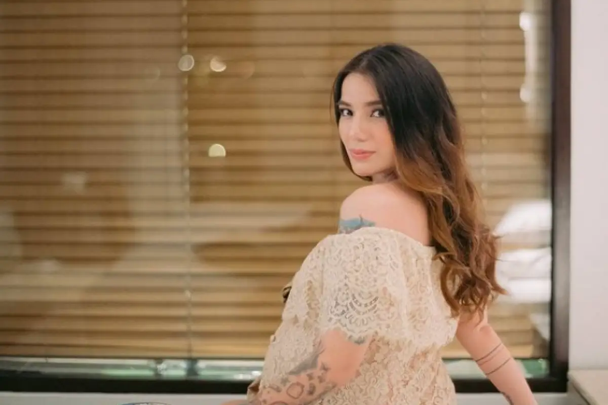 Sheila Marcia yang memutuskan menghapus tato. (Sumber : Instagram @Itssheilamj)