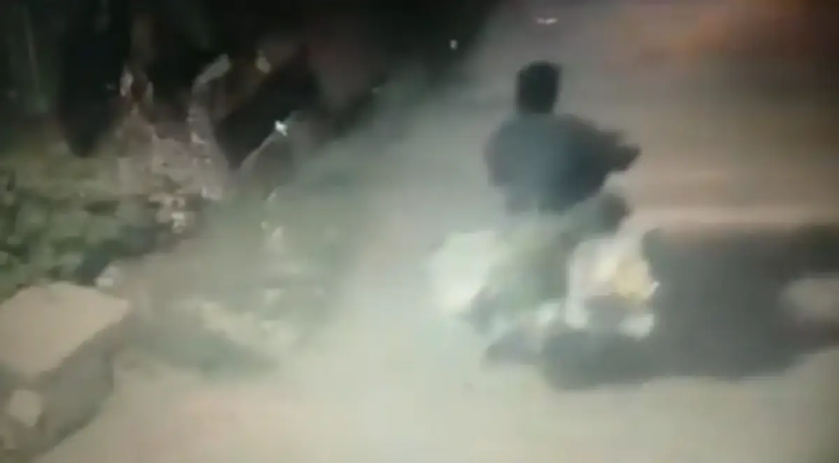 Terekam CCTV aksi maling motor sebakulnya di Pasar Genuk, Senin 17 Juli 2023. (Sumber : Instagram @infokejadiansemarang.new)