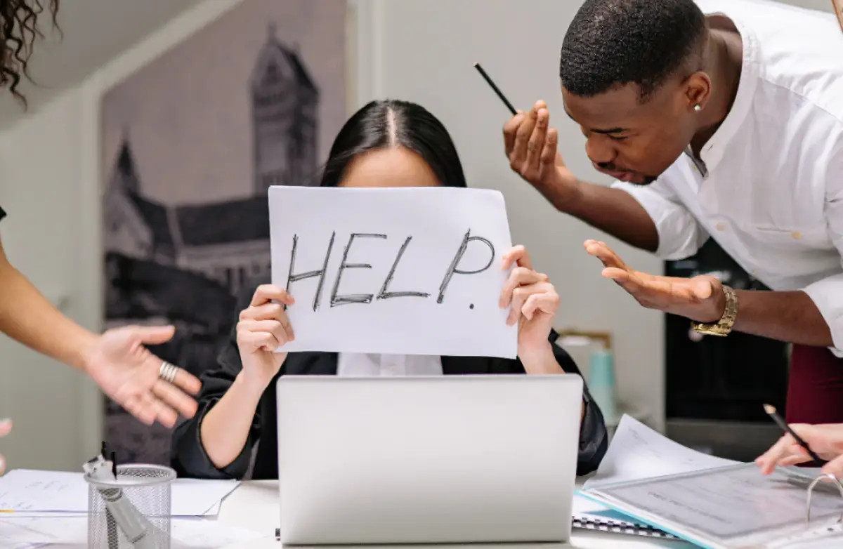 Ilustrasi | Cara mengatasi bullying di tempat kerja. (Sumber : Pexels/Yan Krukau)