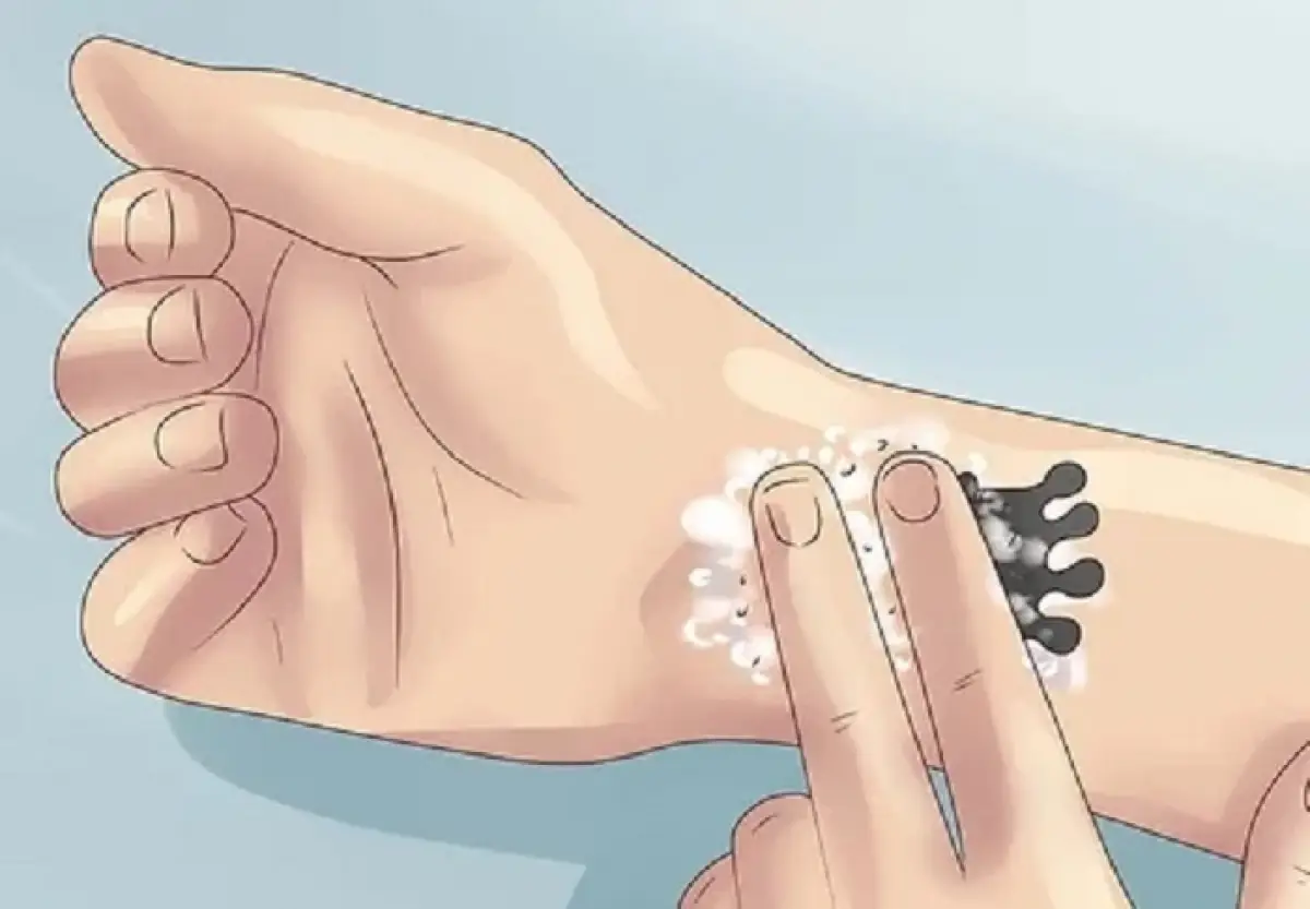 Ilustrasi menghapus tato menggunakan garam. (Sumber : WikiHow)