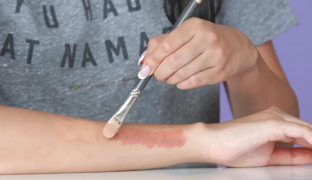 Trik menutup tato permanen menggunakan makeup atau riasan. (Sumber : YouTube Glamrs by Purplle)