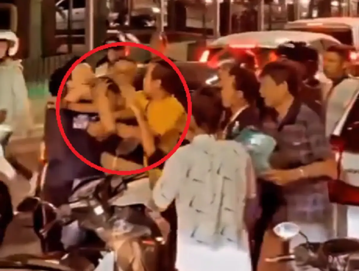 Pelaku tabrak lari di lampu merah Tlogosari yang menabrak sekeluarga pengendara motor, Minggu 16 Juli 2023. (Sumber : Instagram @infokejadiansemarang.new)