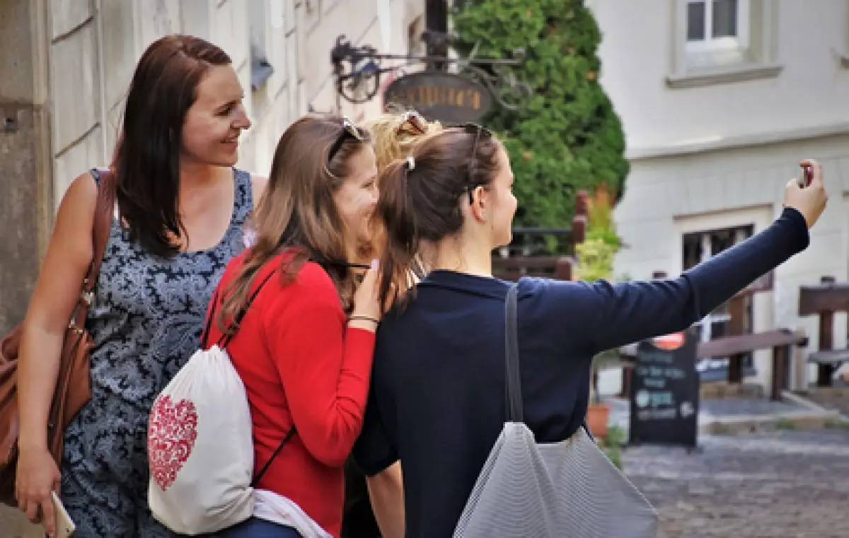 Ilustrasi turis selfie di toko kelontong (Sumber : Pixabay)