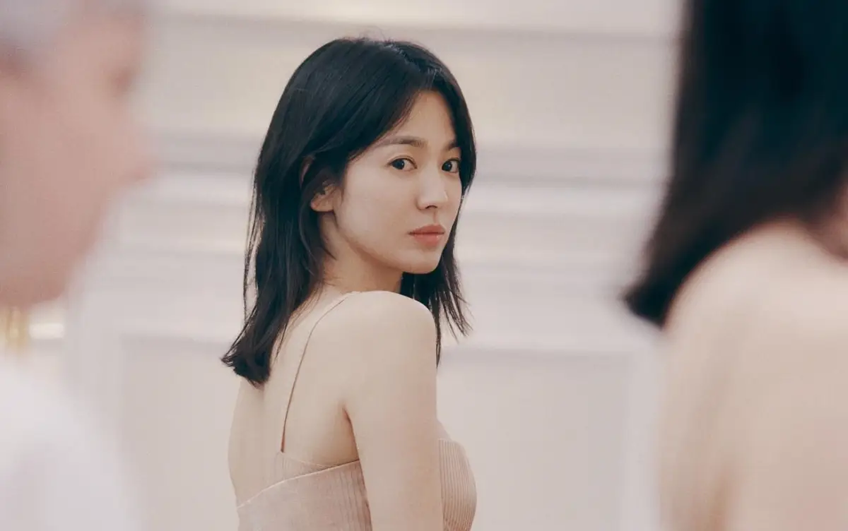 Aktris Korea Selatan, Song Hyekyo, meminta maaf karena kerusakan mobil tetangga akibat pembangunan rumahnya. (Sumber : Instagram @kyo1122)