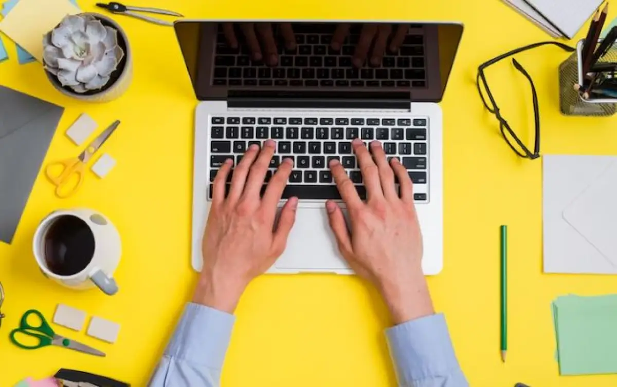 Ilustrasi review jurnal (Sumber : Freepik)