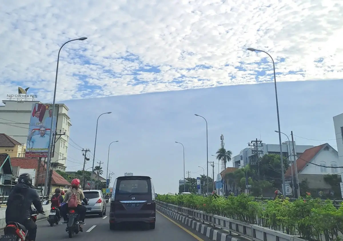 Penampakan awan cirrocumulus di langit Semarang, Selasa 18 Juli 2023. (Sumber : Twitter @mylovefortaekoo)