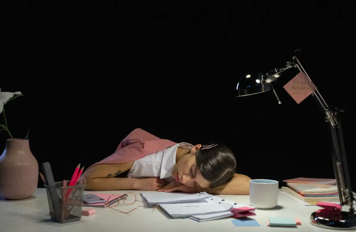 Melepaskan diri dari "workaholic", ketahui dampaknya pada kesehatan dan kesejahteraanmu. (Sumber : Pexels/Cottonbro Studio)