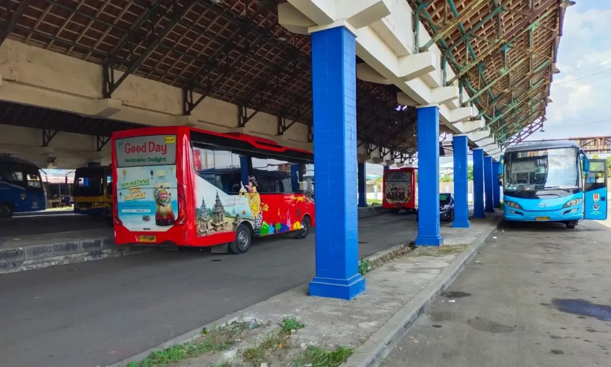 Terminal Mangkang Semarang yang masih sepi penumpang hingga bus-bus lebih memilih untuk tak ngetem di sini. (Sumber : Instagram @skyscrapercitysemarang)