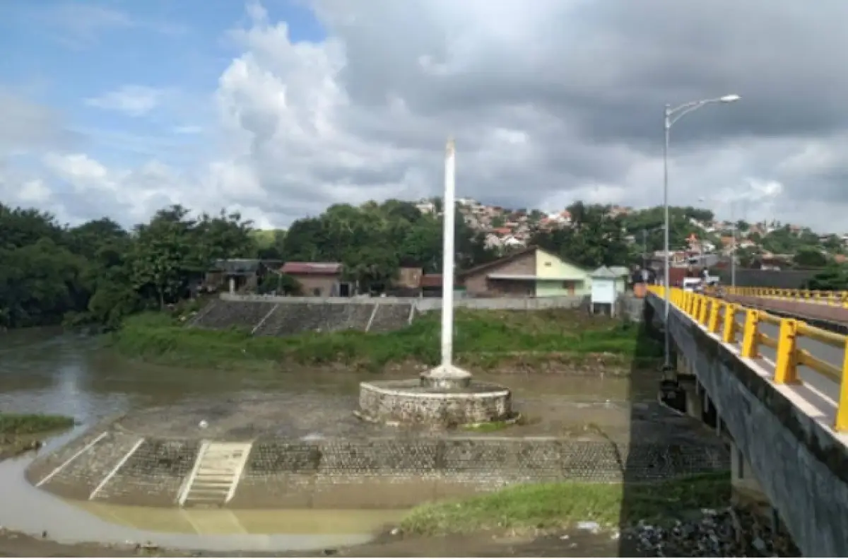 Tugu Suharto yang kerap dipakai untuk ritual kungkum jamas atau berendam di malam 1 Suro oleh warga Semarang. (Sumber : Oomph)