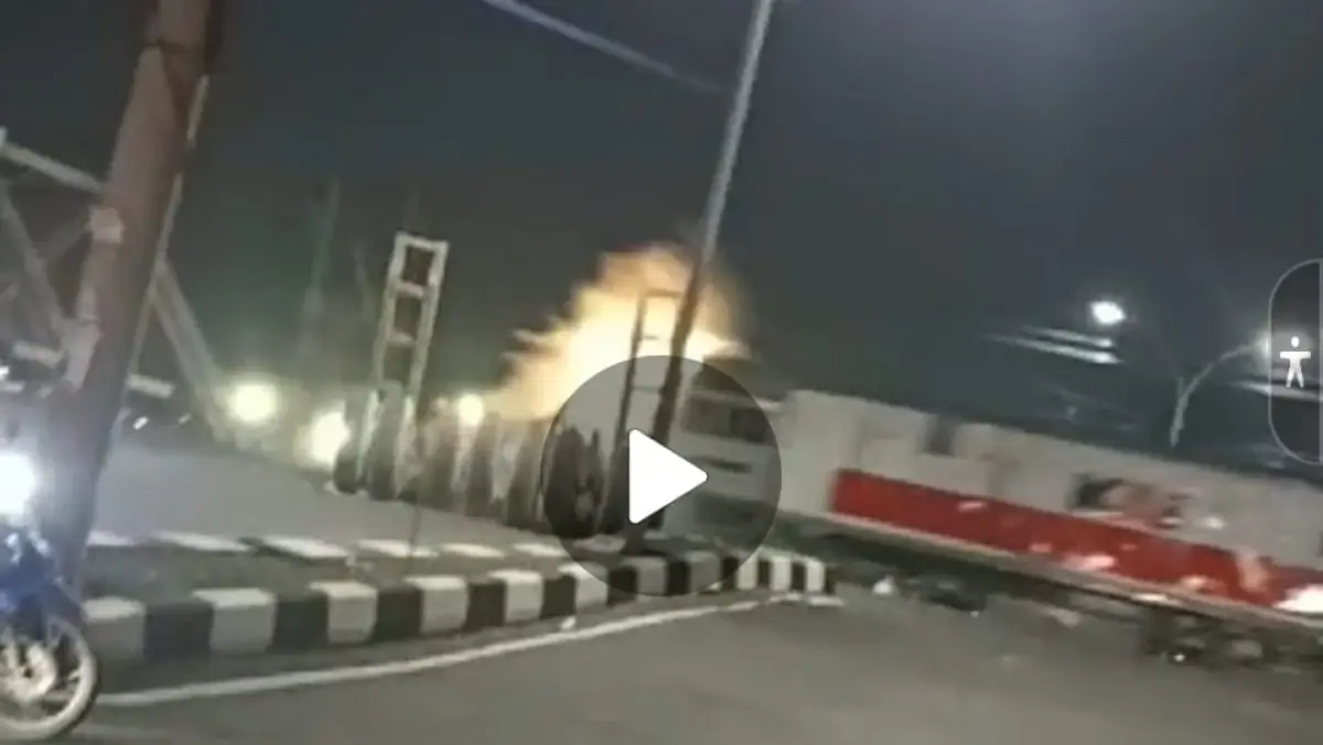 Video kecelakaan kereta api yang menabrak truk di Madukoro, Semarang.