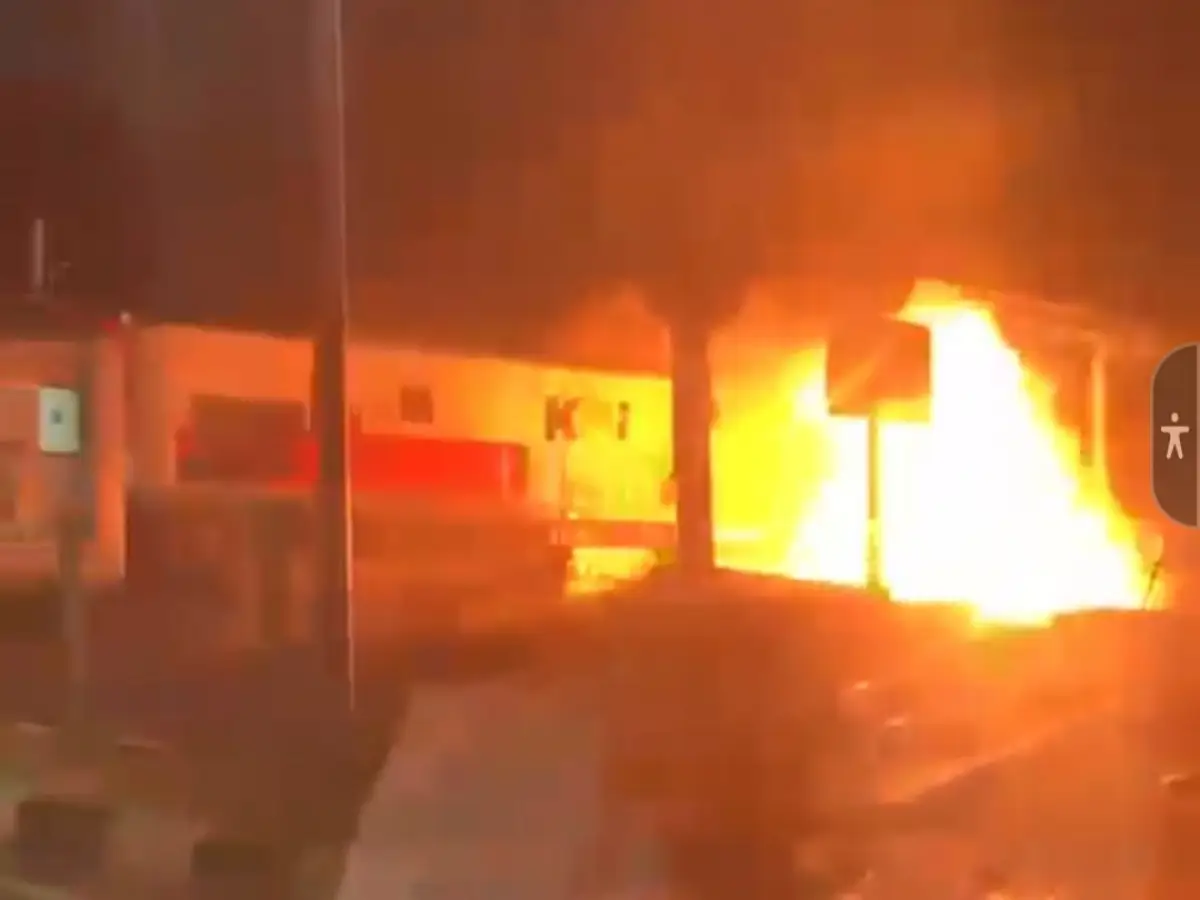 Tangkapan layar kecelakaan kereta api tabrak truk di Jembatan Madukoro, Semarang, malam ini, Selasa, 18 Juli 2023.