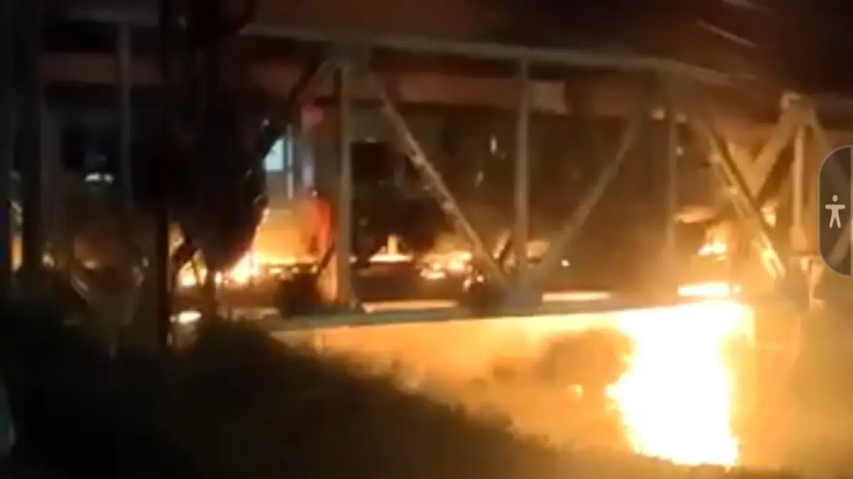 Tangkapan layar kecelakaan kereta api tabrak truk di Jembatan Madukoro, Semarang, malam ini, Selasa, 18 Juli 2023.