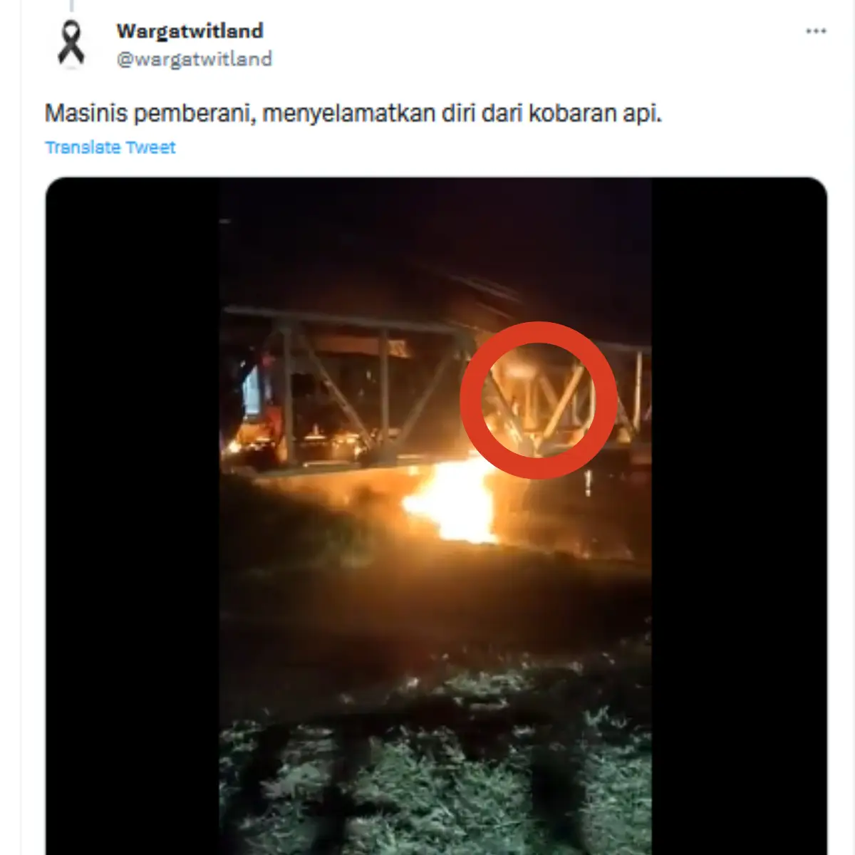Viral Video Momen Dramatis Masinis Selamatkan Diri Lewati Kobaran Api Usai Kecelakaan KA 112 Brantas dengan Truk (Sumber : Twitter/@wargatwitland)