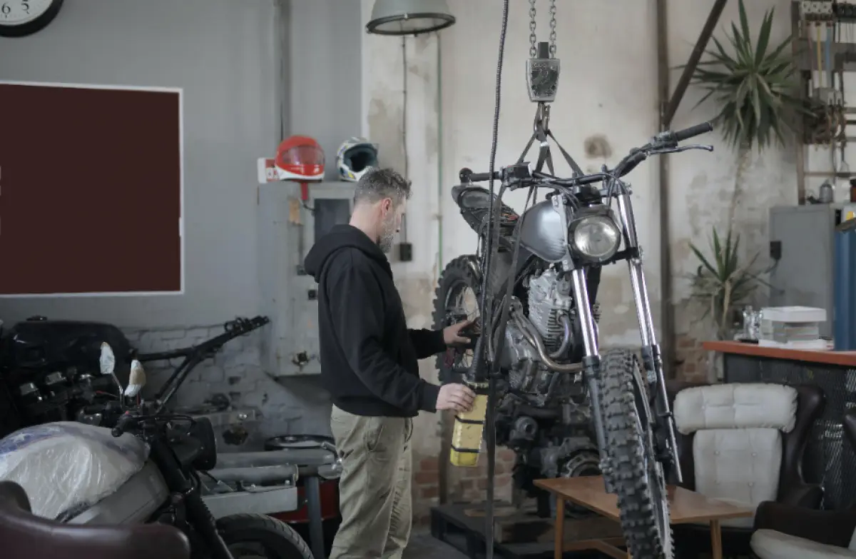 Ilustrasi | Tanda sepeda motor dua tak bekas bakal turun mesin, hindari beli! (Sumber : Pexels/Andrea Piacquadio)