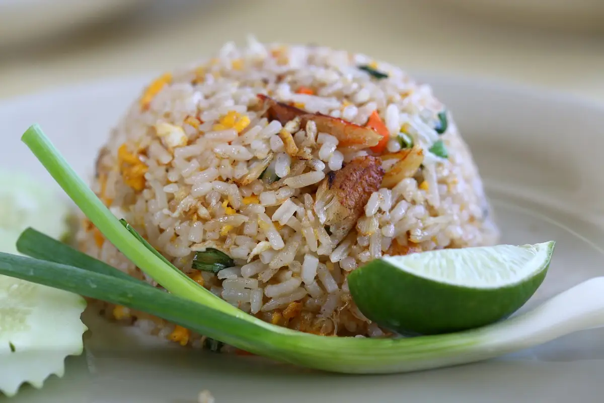 Ada bahaya dari kuliner enak nasi goreng yang jarang disadari, meski gurih minyak dalam nasi goreng bisa tingkatkan penyakit jantung dan stroke.
