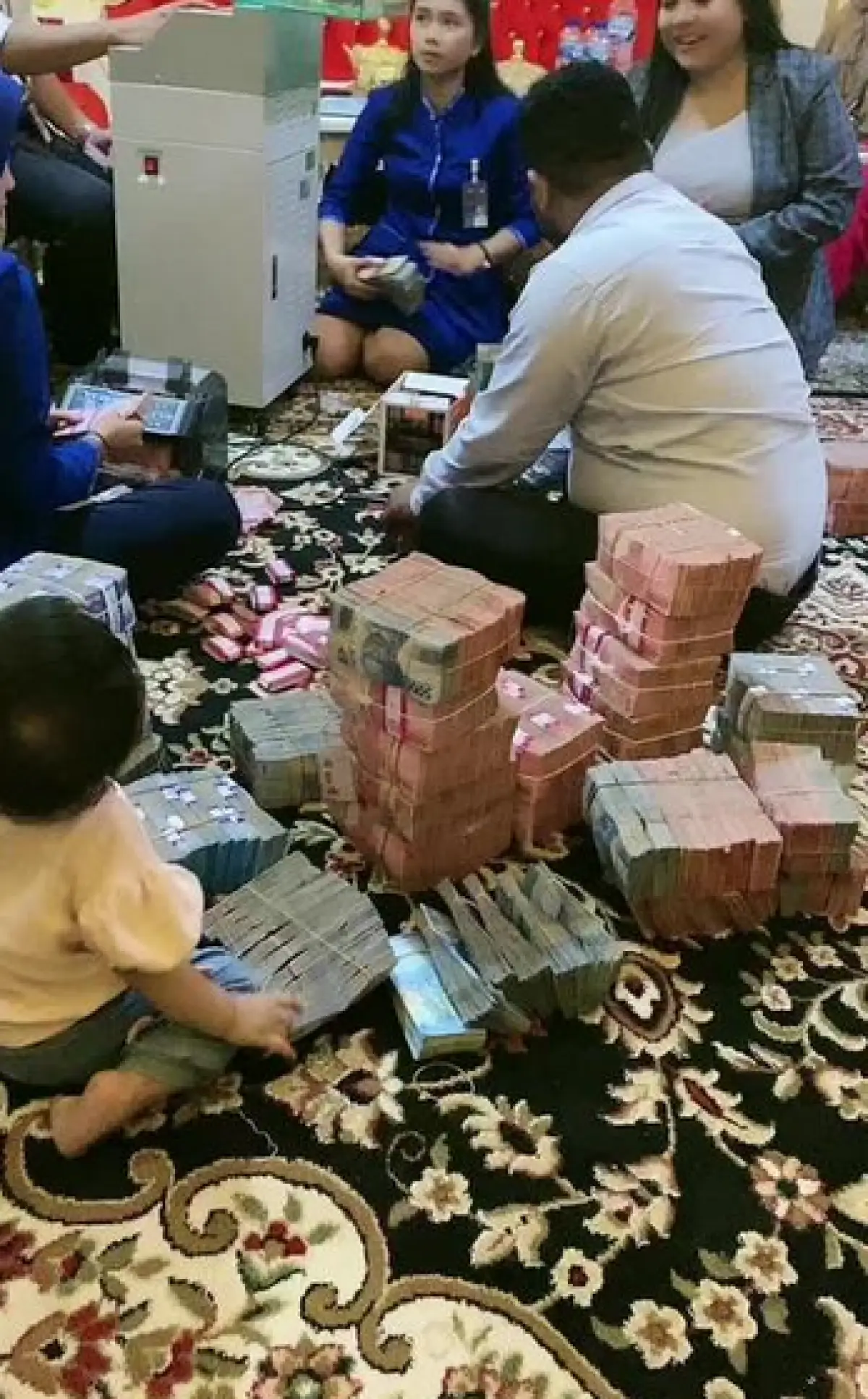 Mira Hayati bos skincare pamer video setor uang ke bank di rumah pribadi (Sumber : Tiktok/@mirahayati91)