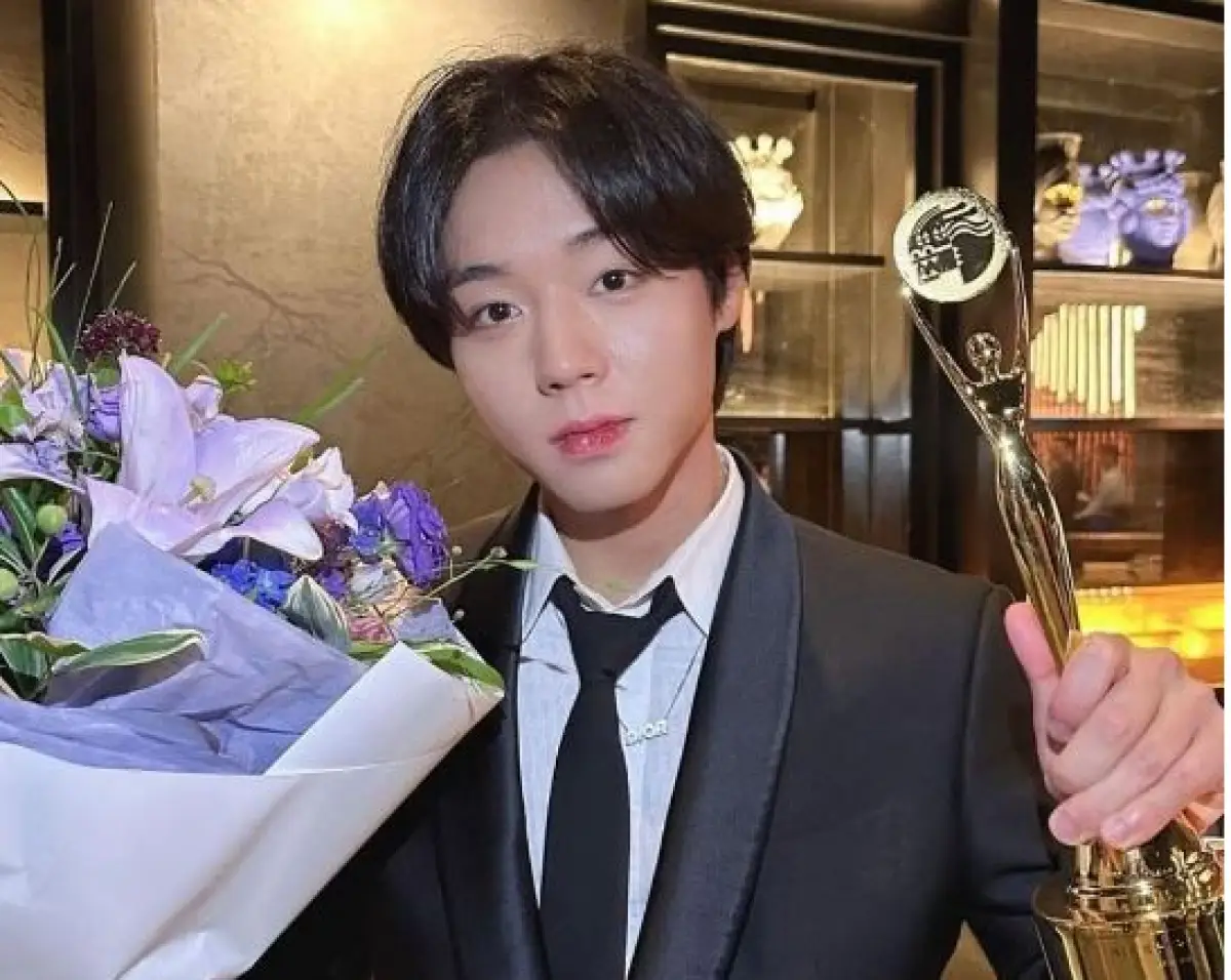 Park Ji Hoon aktor pendatang baru terbaik versi Blue Dragon Series Awards (Sumber : Kbizoom)