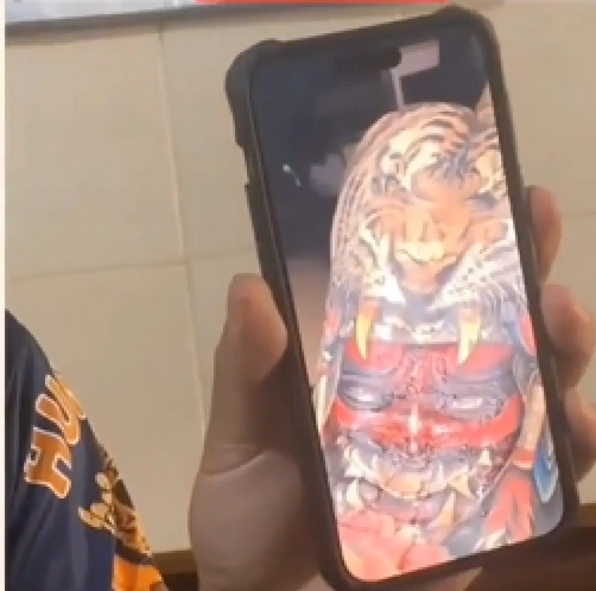 Tato wajah Syhanaz Sadiqah di punggung Rendy Kjaernett berubah jadi mirip setan (Sumber : Instagram/@bundsthetic)