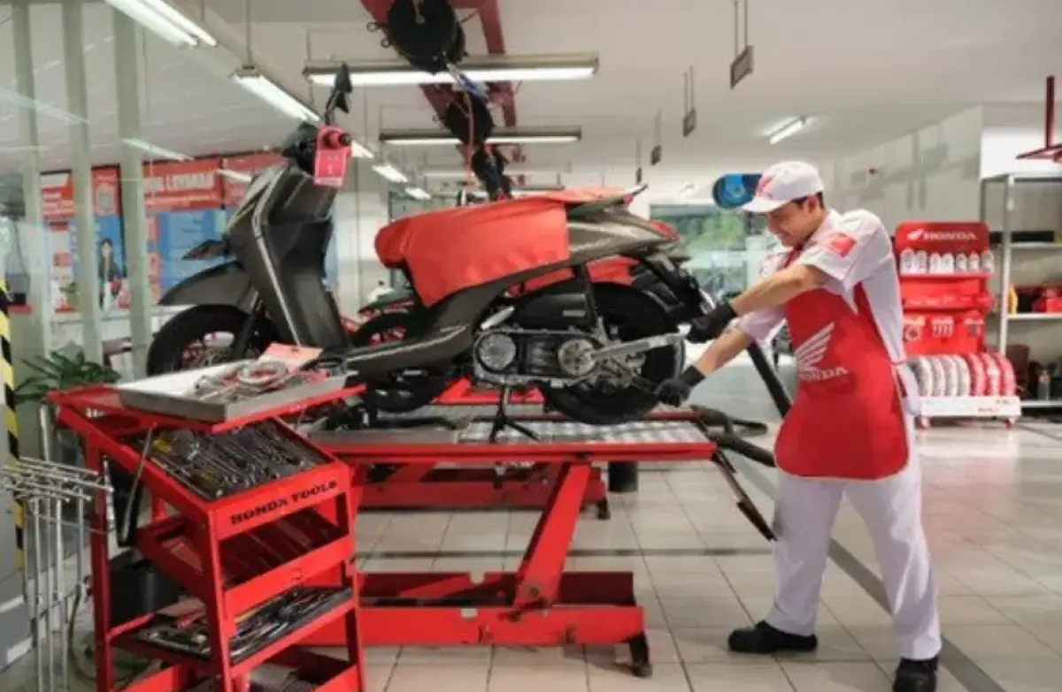 Ilustrasi Perbaikan CVT gredek oleh teknisi AHASS. (Sumber : astra-honda.com)