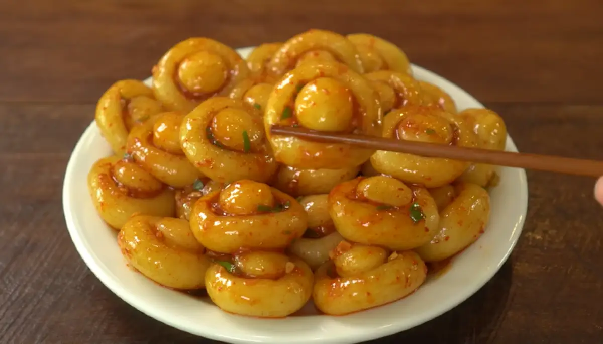 Spicy Chewy Potato, camilan viral yang mondar mandir di media sosial (Sumber : YouTube/매일맛나 delicious day)