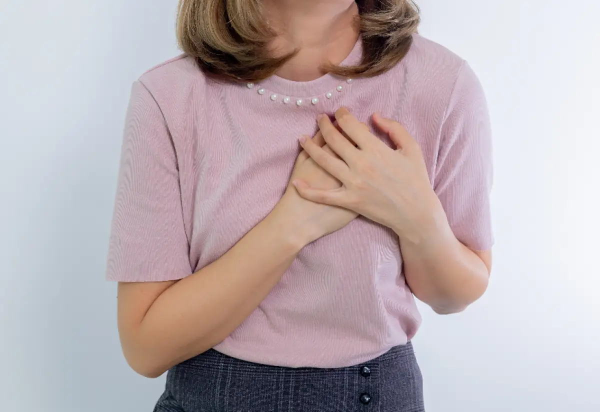 Ilustrasi | Mengetahui penyebab tiba-tiba nyeri dada saat merasakan stres. (Sumber : Pexels/Puwadon Sang-ngern)