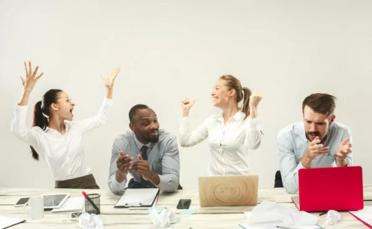 Ilustrasi | Cara Bersaing Secara Sehat di Tempat Kerja (Sumber : Freepik/master1305)