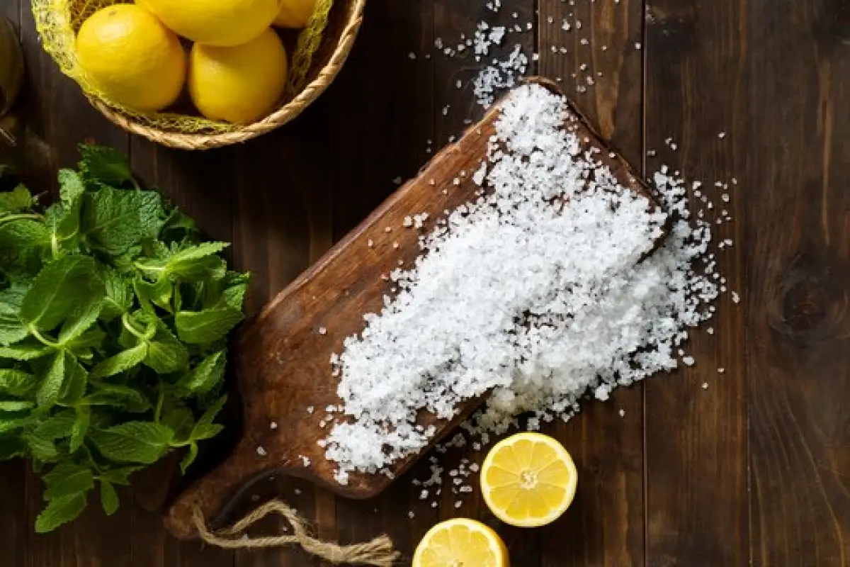 Campuran lemon dan garam bisa dipakai untuk menghapus tato permanen. (Sumber : Freepik)