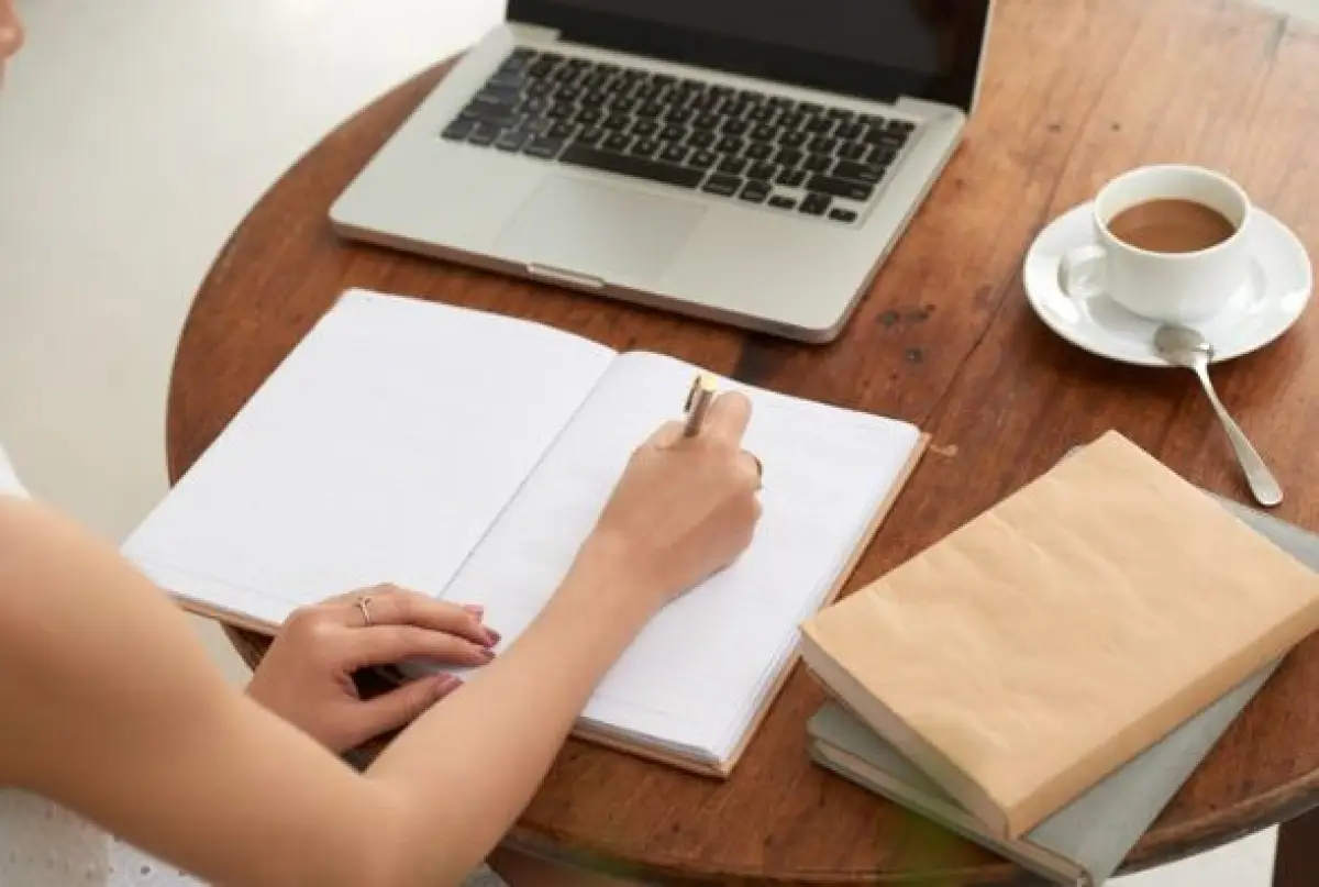 Ilustrasi |  3 Website Untuk Review Jurnal Buat Mahasiswa (Sumber : Freepik/pressfoto)