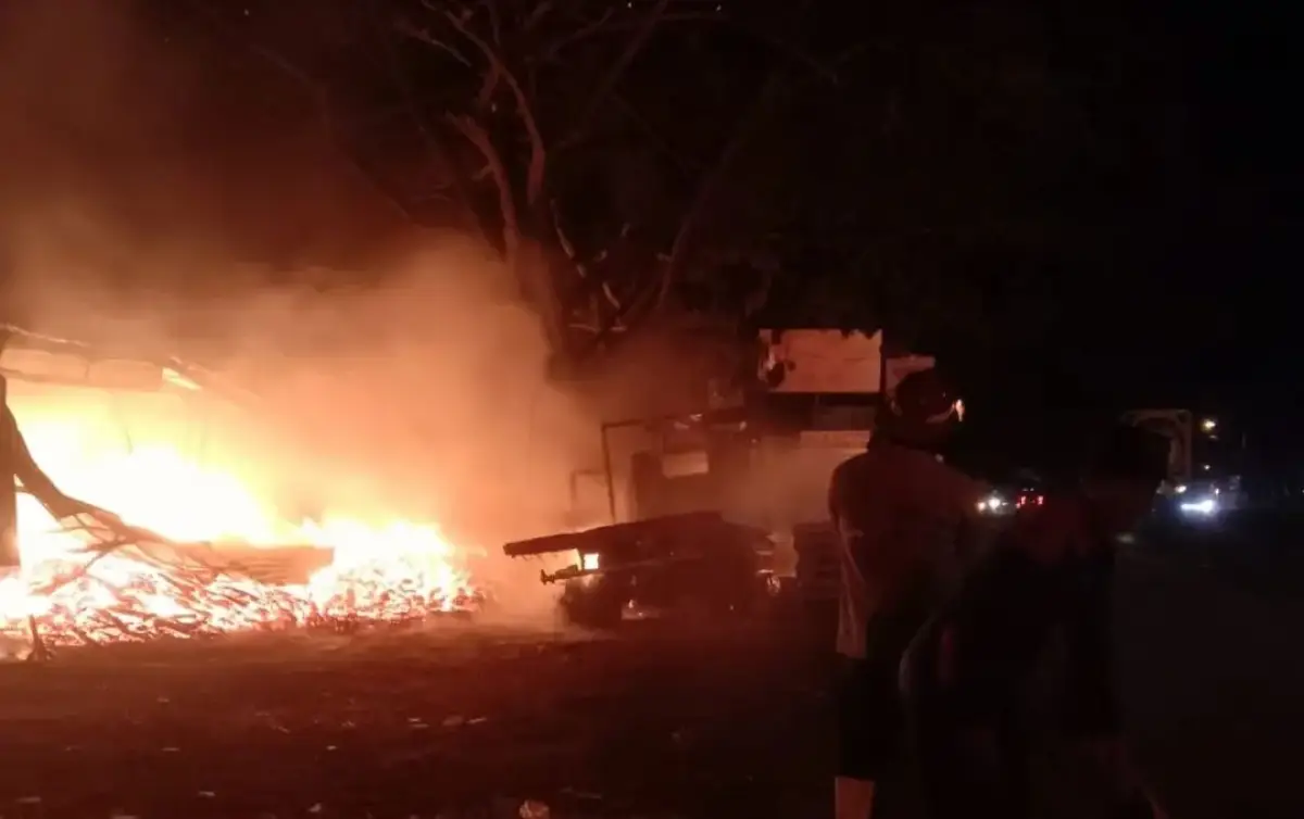 Terjadi kebakaran 6 ruko di depan pertigaan Onggorawe pada Senin 24 Juli 2023 dini hari sekitar pukul 03.00 WIB. (Sumber : Instagram @damkar_demak113)