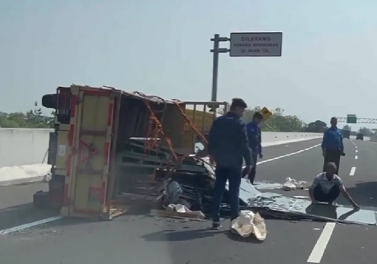 Kecelakaan tunggal truk pengangkut kaca di Jalan Tol Demak, diduga alami ban becah hingga terguling, Senin 24 Juli 2023. (Sumber : Instagram @yudakaringga)