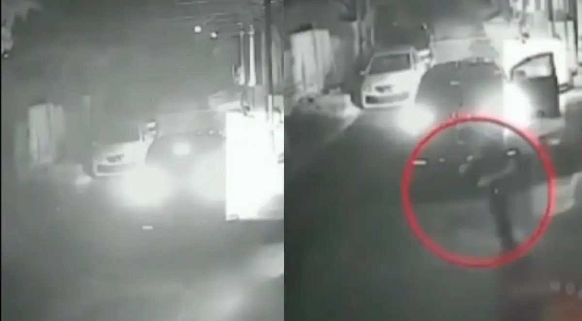 Beredar rekaman yang memperlihatkan detik-detik driver taksi online keluar dari mobilnya setelah ditusuk oleh pelaku begal di Jalan Mugas Dalam, Semarang, Senin 24 Juli 2023 dini hari. (Sumber : Instagram @kejadiansmg)