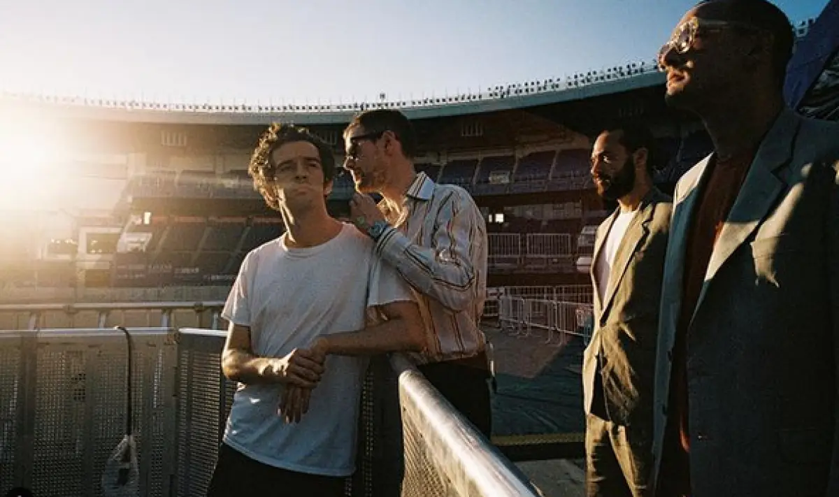 Grup band The 1975 yang batal konser di Jakarta gara-gara kontroversi ciuman sesama jenis