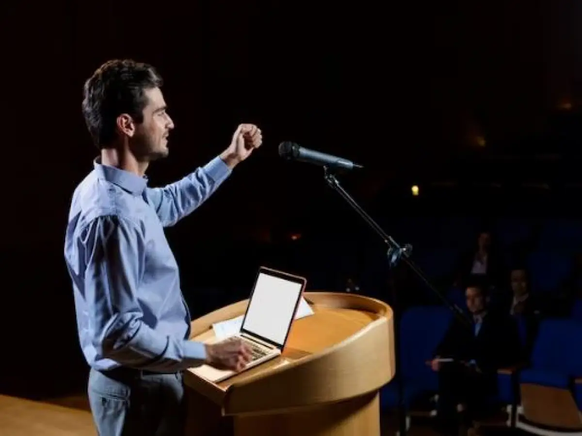 Ilustrasi | Rahasia Sukses Public Speaking Untuk Seorang Introvert (Sumber : Freepik/wavebreakmedia-micro)