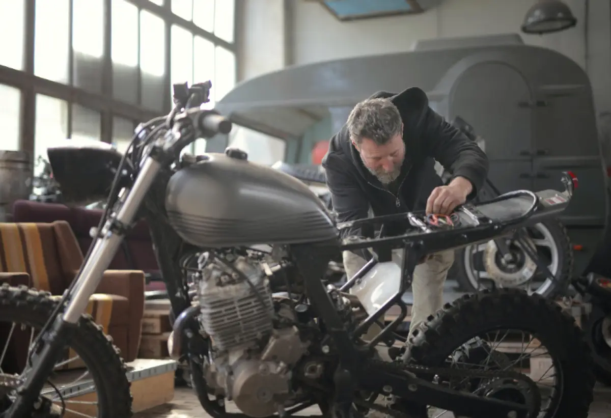 Ilustrasi | Cara menghidupkan sepeda motor yang telah lama mangkrak. (Sumber : Pexels/Andrea Piacquadio)