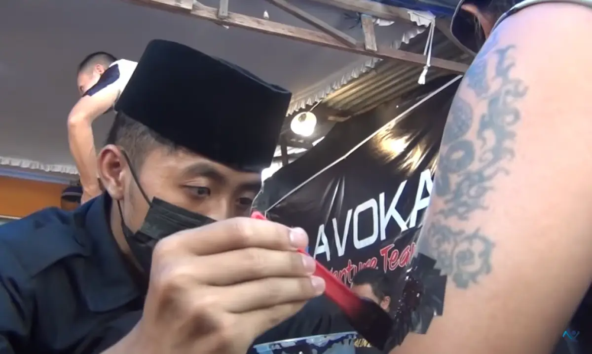 Santri di Pondok An Najach Magelang, Jawa Tengah, menemukan metode hapus tato permanen dengan mencampurkan 6 obat menjadi obat oles. (Sumber : YouTube Ndang Viral)