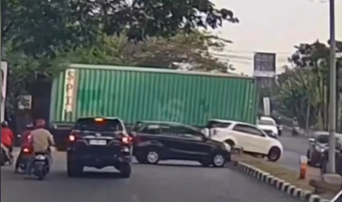 Truk kontainer alami rem blong, tak kuat menanjak di Silayur, truk mendadak jalan mundur tanpa kontrol, Selasa 25 Juli 2023. (Sumber : Instagram @kejadiansmg)