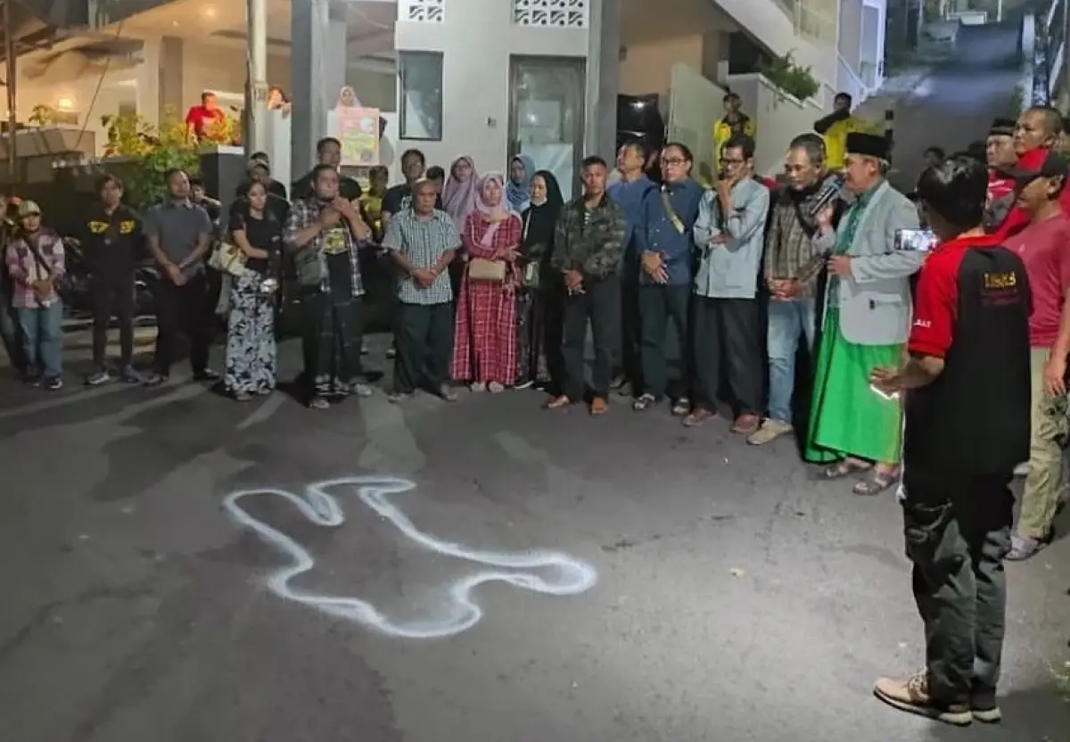 Warga Jalan Mugas Dalam Semarang menggelar doa bersama di lokasi kejadian tewasnya seorang driver taksi online yang dibegal penumpangnya sendiri, Rabu 26 Juli 2023 malam. (Sumber : Instagram @infosemarangterkini)